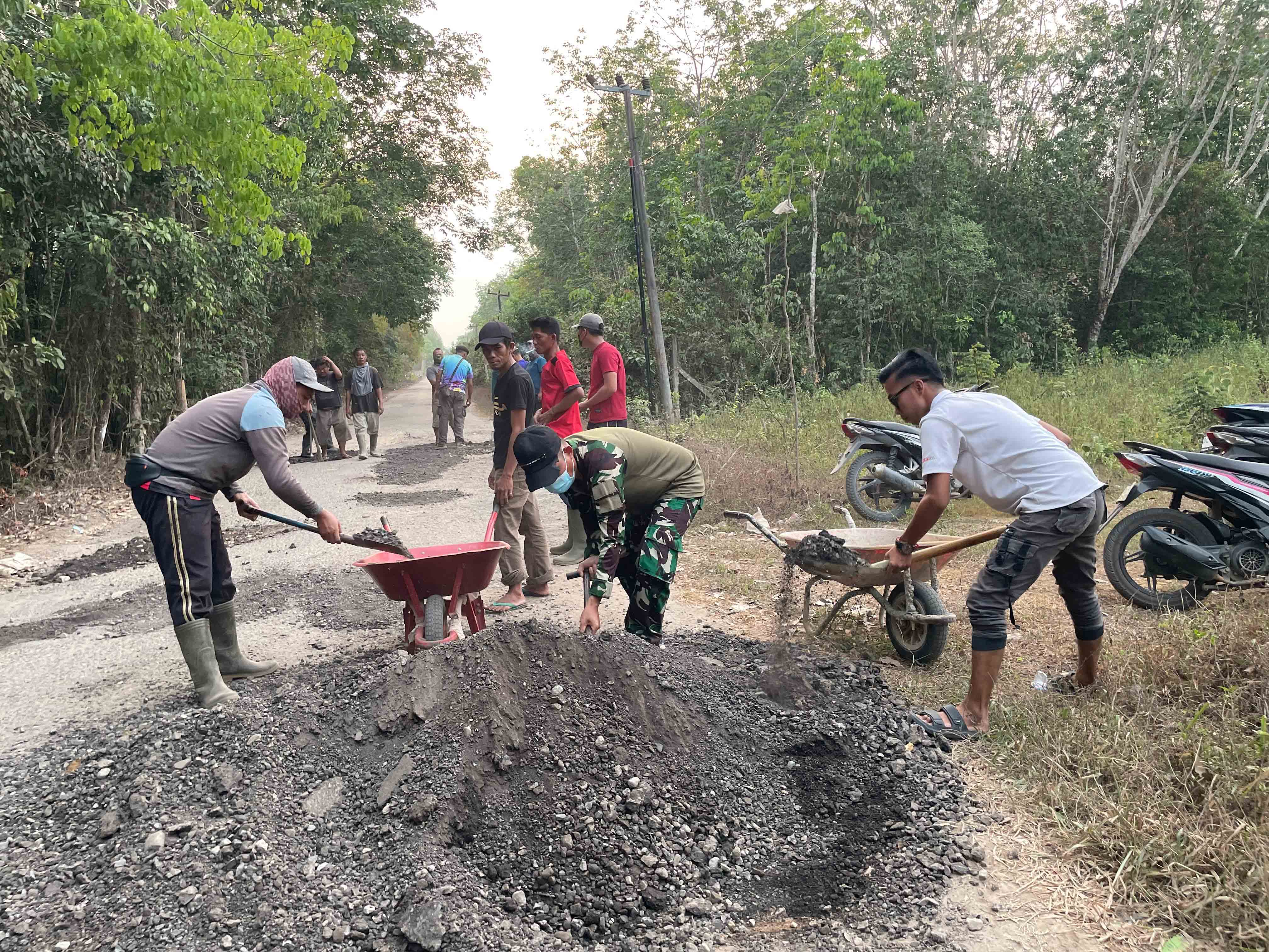 Pemdes Senuro Barat Kompak bersama warga membenahi jalan rusak secara swadaya